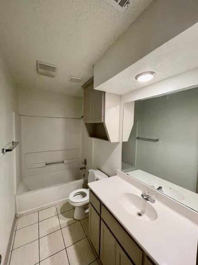 Building Photo - 928 Briar Dr