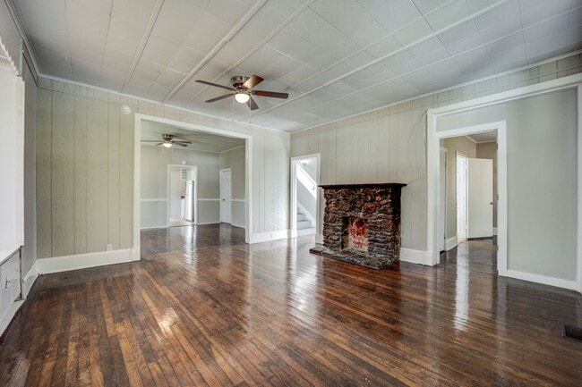 Building Photo - Freshly Updated 3 Bedroom House