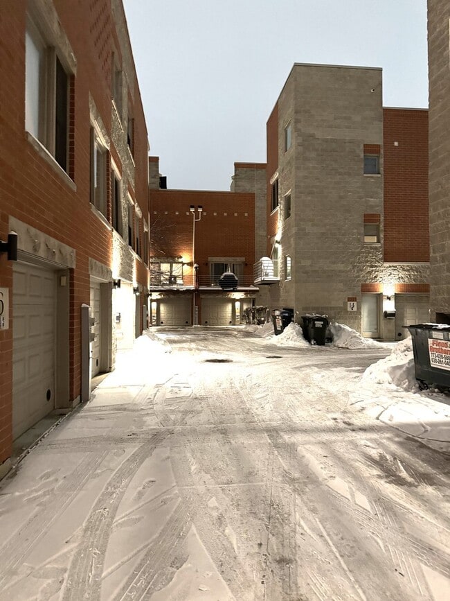 Building Photo - 860 N Elston Ave