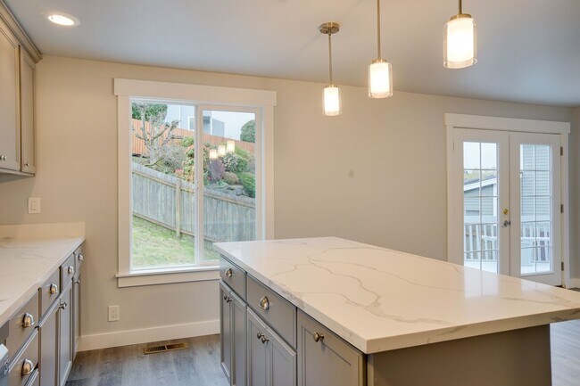 Building Photo - Federal Way Remodeled 2 Story