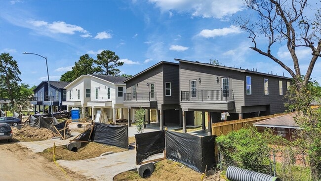 Building Photo - Brand New 3 Bed / 2.5 Bath Duplex Move-In Ready!