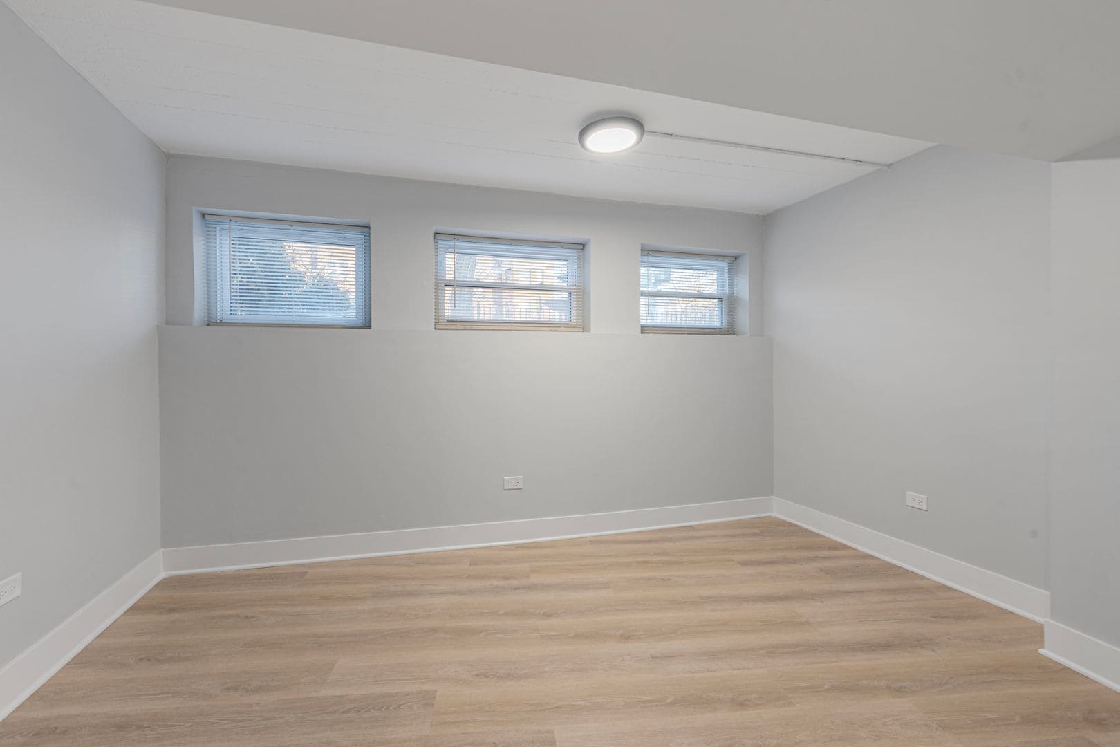 Building Photo - 7600 N Sheridan Rd