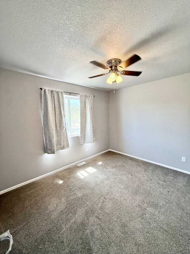 Building Photo - Like New home on Sweetwater for rent!