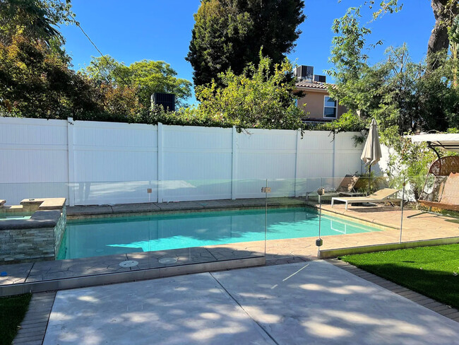 Gated pool & spa - 4513 Tyrone Ave