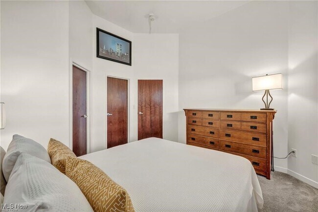 Building Photo - 1133 W 9th St