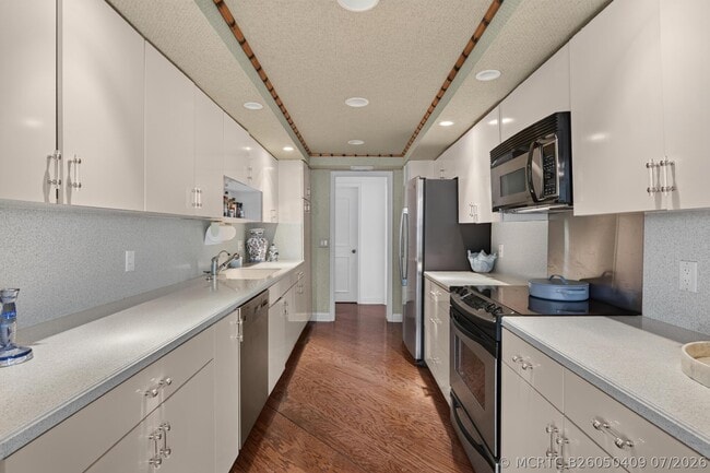 Building Photo - 3140 S Ocean Blvd