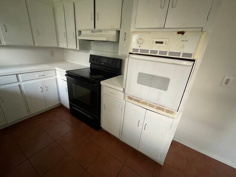 Kitchen has stove + 2 ovens - 2314 Normandy Dr