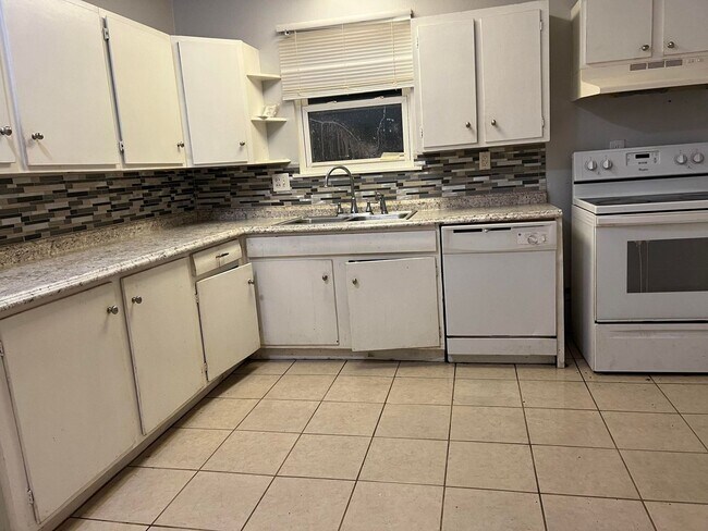 Building Photo - 3 Bed 1 bath RENTAL in Denison for $1,345