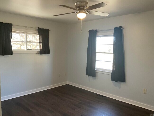 Building Photo - 3011 Fairoak Dr