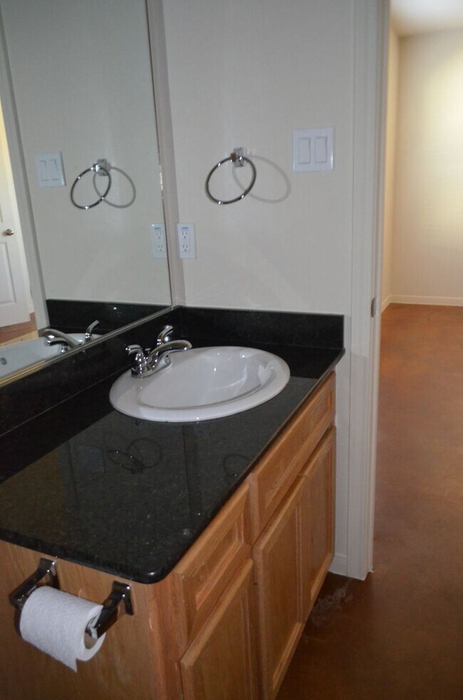 Building Photo - 806 N 3rd St