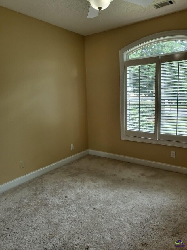 Building Photo - 406 Royal Crest Cir