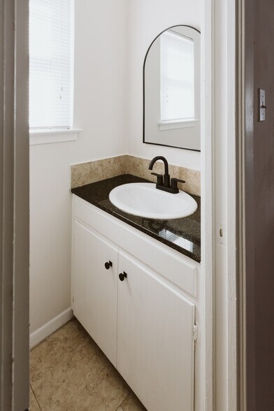 Building Photo - 1402 Fairfield Dr