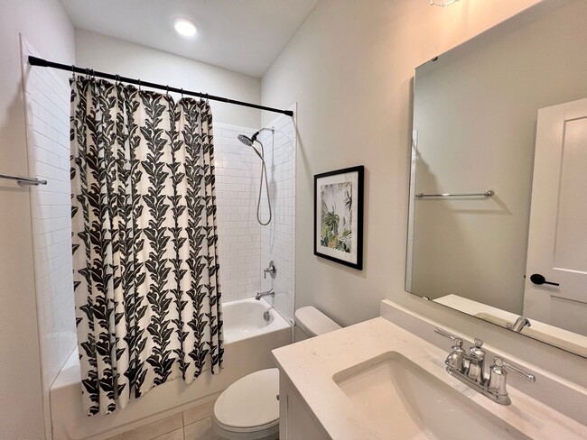 Building Photo - Stunning 3BD, 3.5BA Raleigh Townhome in a Walkable Community Near Tons of Shopping and Dining Opt...