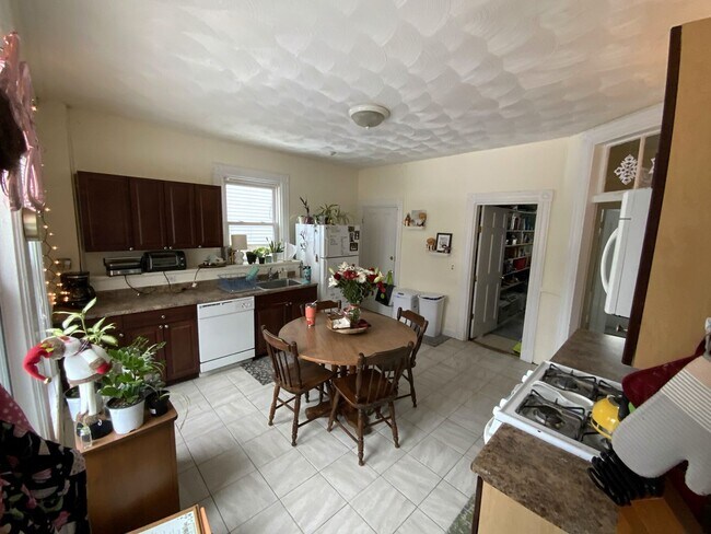 Building Photo - HOT MISSION HILL LISTING!!!!