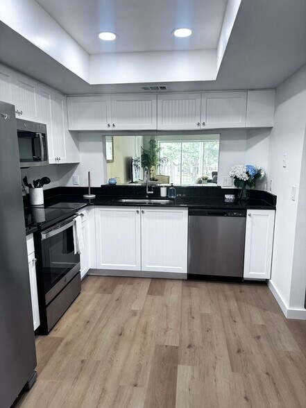 Building Photo - 529 Mardel Dr