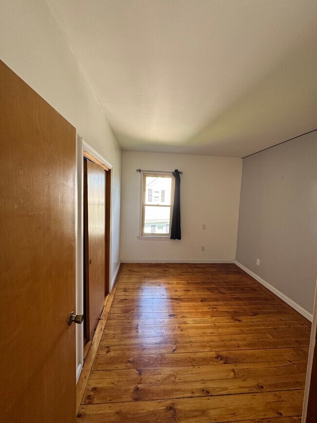 Building Photo - 18 Burton St