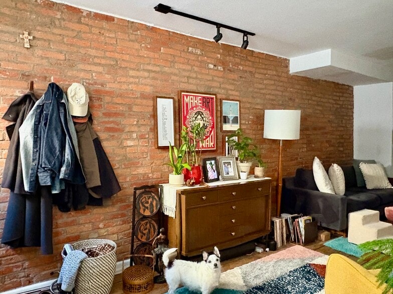 Building Photo - 706 Sears St