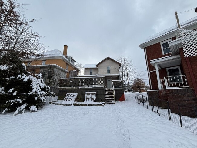 Building Photo - Beautiful 3 Bedroom Home with Large Back Yard and Deck!