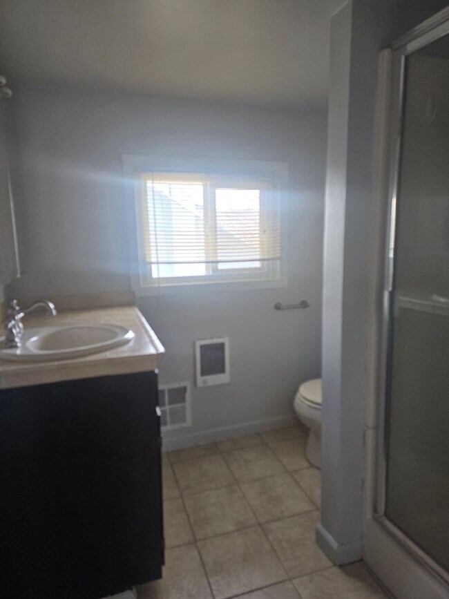 Building Photo - 3 bedroom 2 bath house