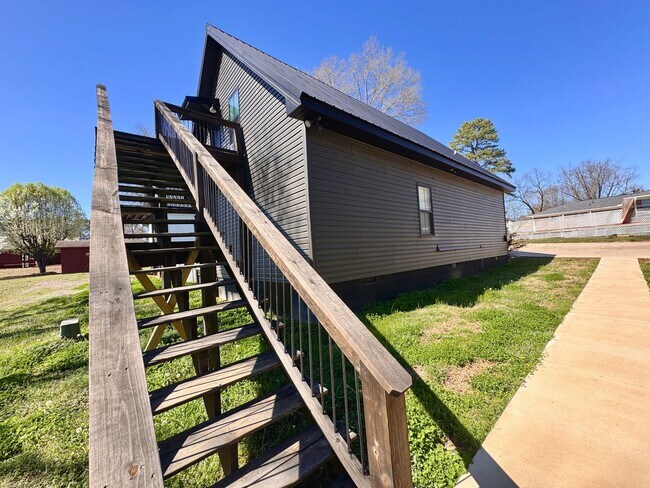 Building Photo - 1 Bedroom • 1 Bath Duplex on 23rd Street!