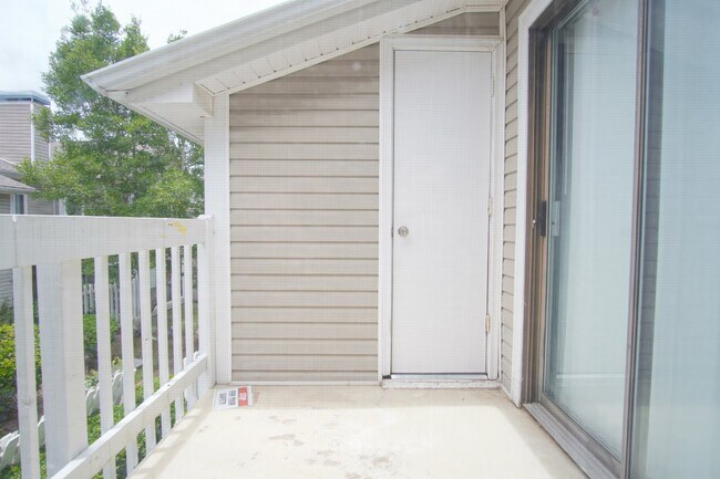 Building Photo - Spacious Sunrunner Place 2/2 Condo with Vaulted Ceilings, Community Pool & Prime Pensacola Location