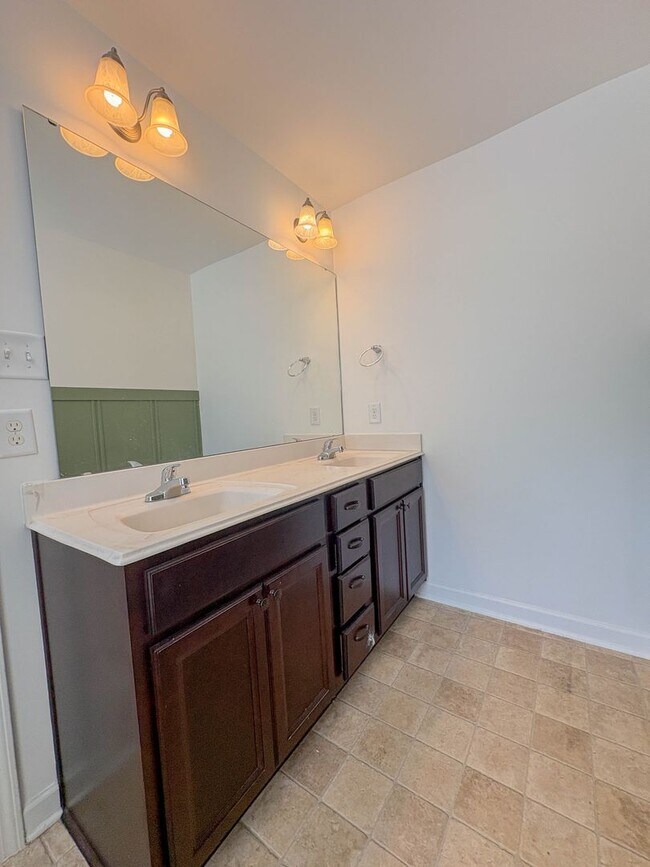Building Photo - 829 Bellingham Way