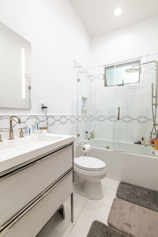 Building Photo - 6 Bed 5 Bath House with Fully Converted Co...