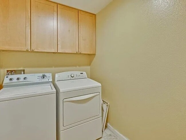 Building Photo - SAN JOSE-beautiful  townhome with tandem t...