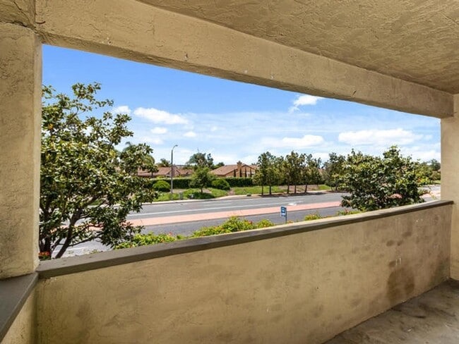 Building Photo - Beautiful Upper Level Condominium Home