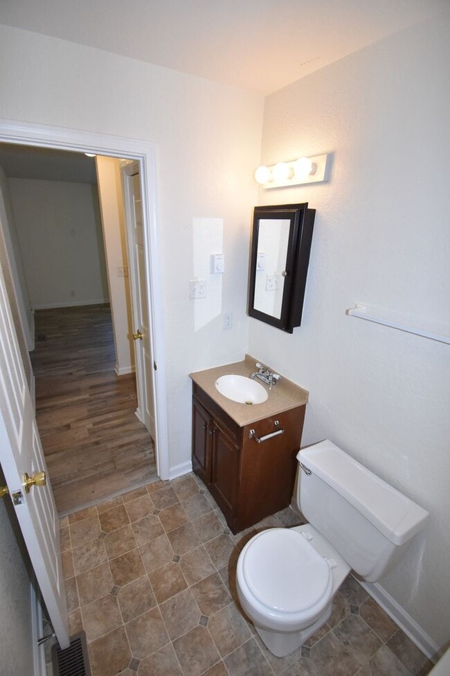 Building Photo - Rob Rd-142