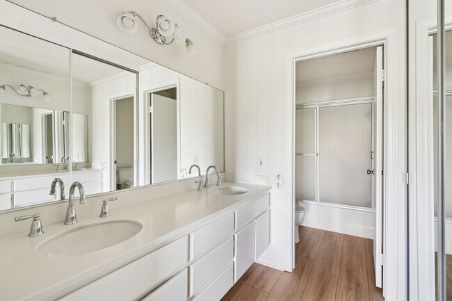 Building Photo - Villa Point Upper Unit with Loft and Golf Course Views