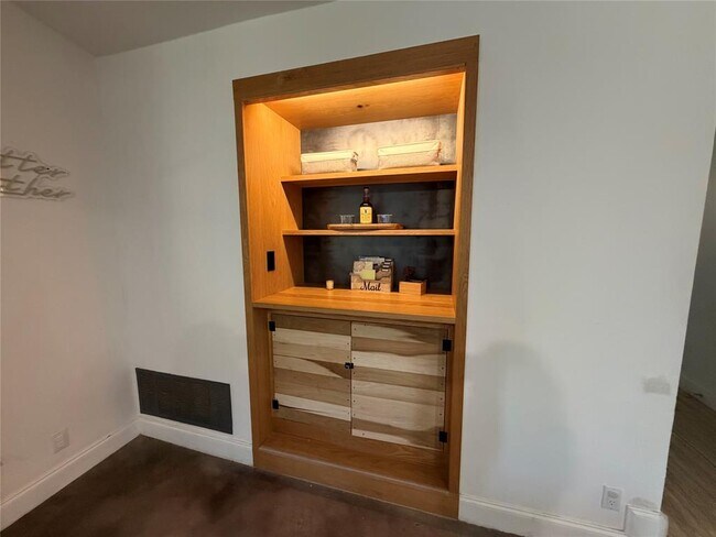 Building Photo - 1900 Dauphine Cove