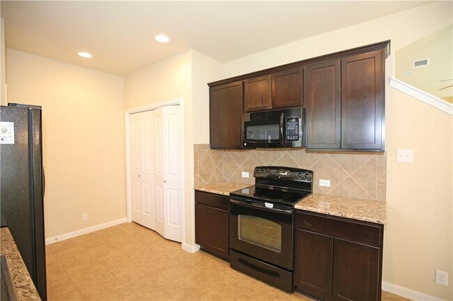 Building Photo - 903 Alamo Plaza Dr