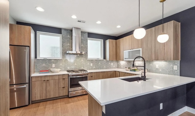 Building Photo - 2870 Tremont Pl