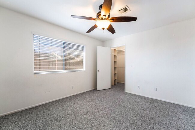 Building Photo - Immaculate two story townhome style condo ...