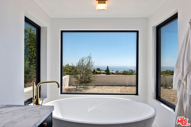 Building Photo - 3616 Shoreheights Dr