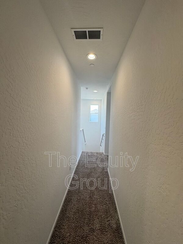 Building Photo - 1105 W Sedona Ave