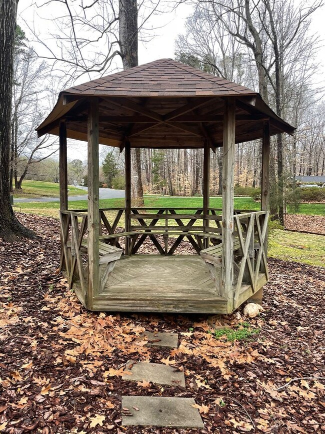 Building Photo - 3 bed, 2 full bath home located in Ashebor...