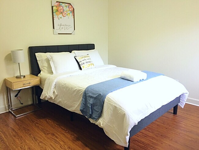 Building Photo - 2330 Evergreen Ln