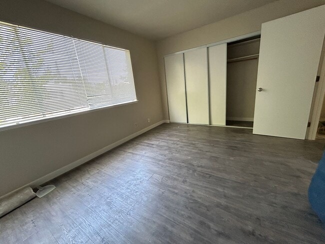 Building Photo - Updated 3 Bed, 1.5 Bath Townhome with Priv...