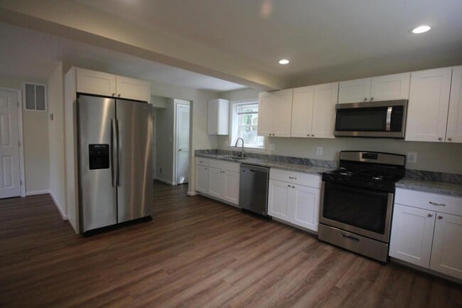 Building Photo - 10717 Maple St