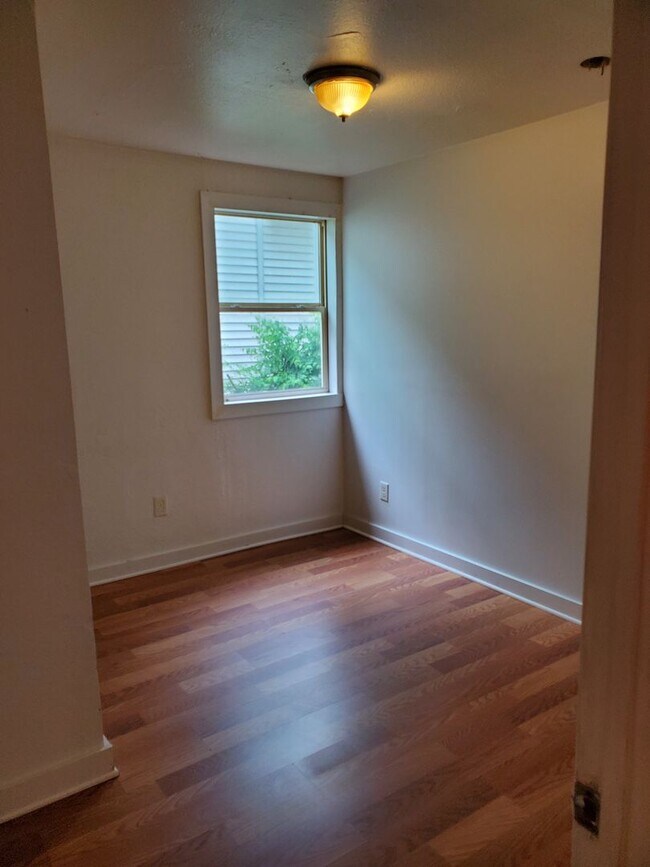 Building Photo - 319 Woodford Ave