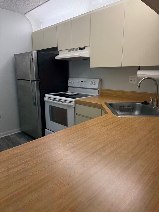 Building Photo - Pine Ridge at Tarpon Condo