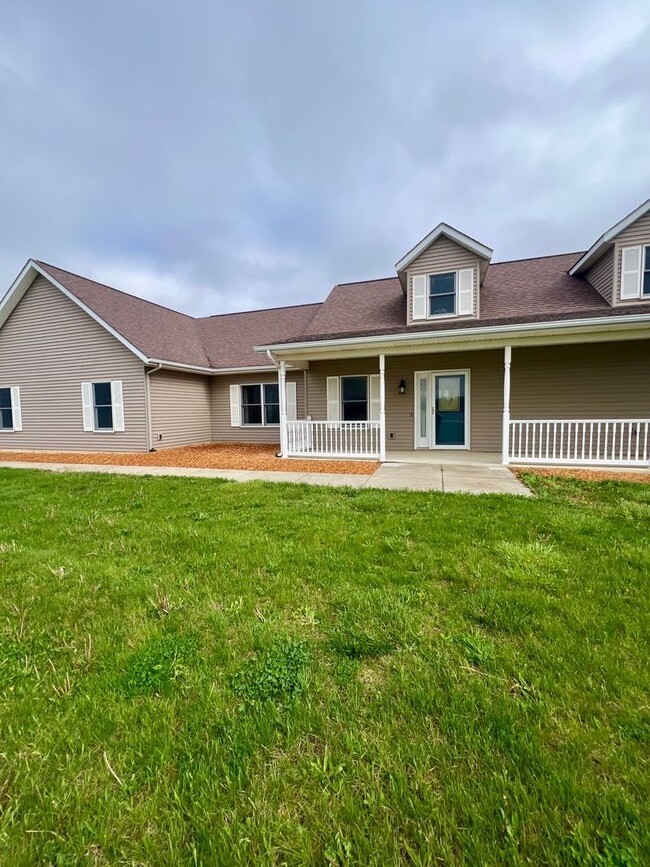 Building Photo - NEW LISTING! 3 Bedroom home