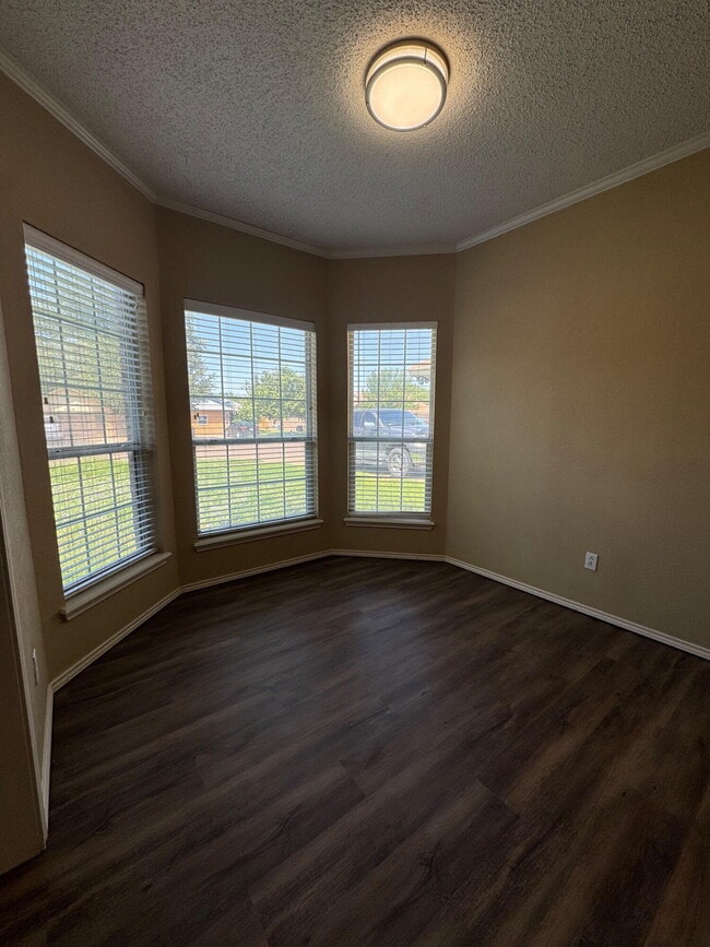 Building Photo - 6118 8th Dr