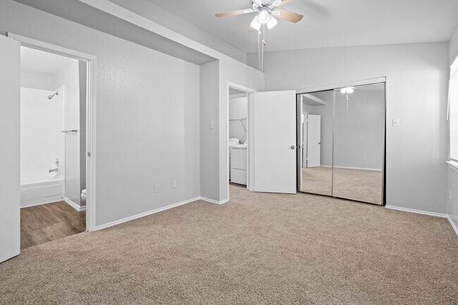 Building Photo - RIVER CROSSING TOWNHOME - 2BD -2.5BA - GRE...