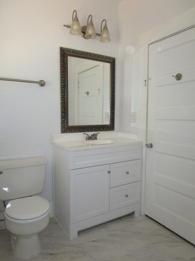 Building Photo - (2) Bed/(1) Bath + Study Avail NOW! Close to Core Norman and OU!