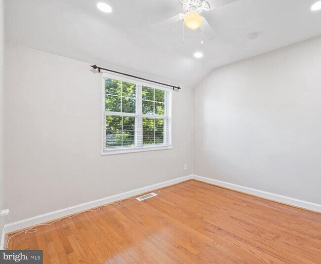 Building Photo - 2512 N Dearing St