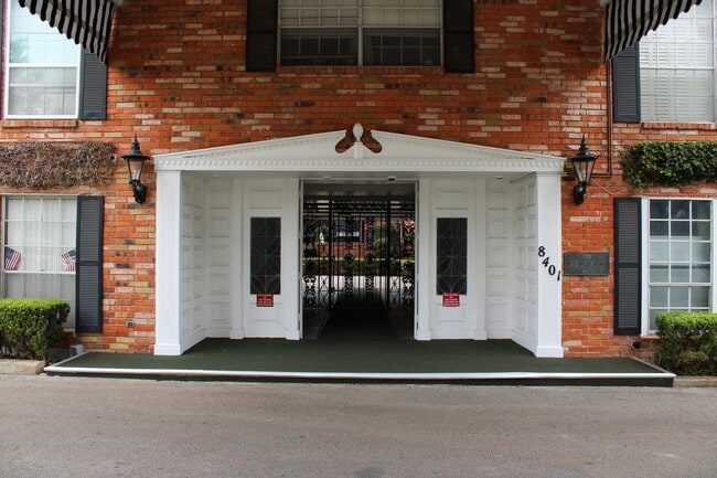 Building Photo - 8401 N New Braunfels Ave