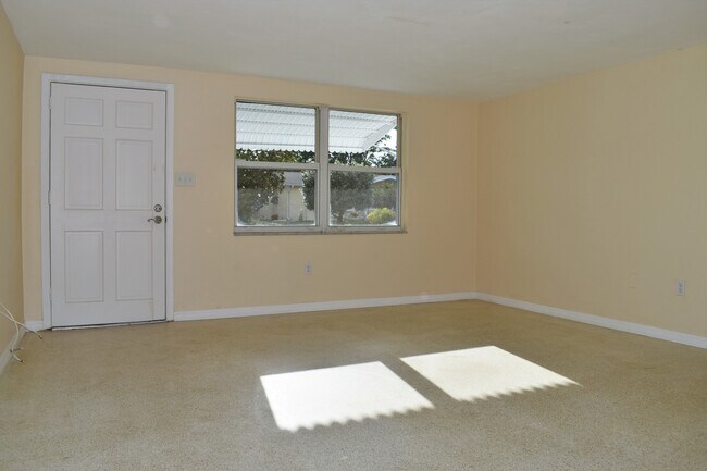 Building Photo - 2 Bedroom 1.5 Bath